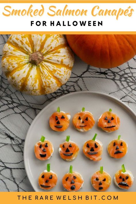 Pumpkin Canapes, Salmon Blinis, Smoked Salmon Canapes, Salmon Canapes, Menu Halloween, Halloween Finger Foods, Finger Foods For Kids, Smoked Salmon Pasta, Halloween Party Food