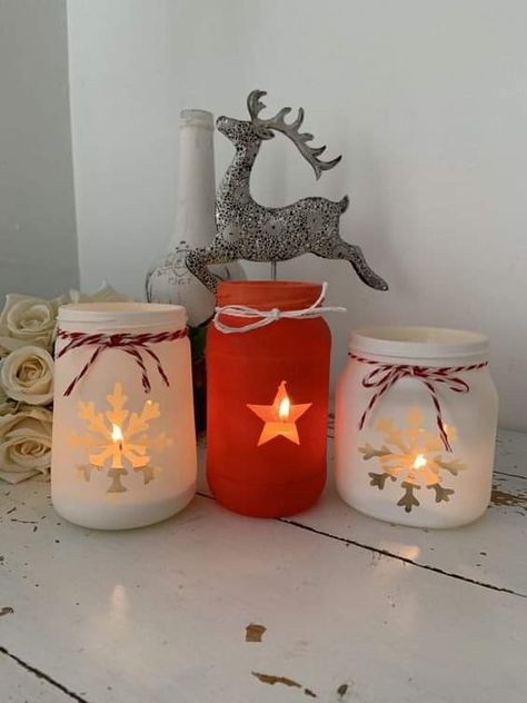 Diy Christmas Candles Jars, Upcycled Christmas Gifts, Upcycle Glass Jars, Christmas Glass Jars, Upcycled Jars, Christmas Candle Jars, Crafts With Glass Jars, Easy Diy Ideas, Christmas Candle Decorations