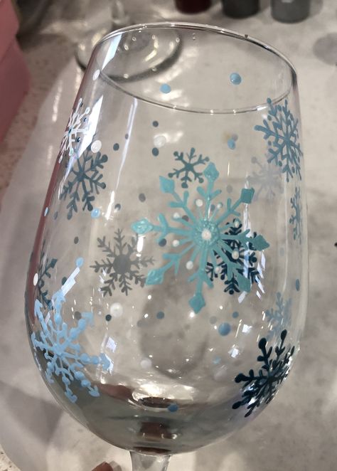 Christmas Glass Painting Ideas Easy, Christmas Diy Wine Glasses, Glass Painting Designs Christmas, Christmas Wine Glass Painting Ideas, Wine Glass Painting Ideas Easy Christmas, Glass Cup Painting Ideas Christmas, Christmas Painted Wine Glasses Diy, Winter Wine Glass Painting, Christmas Wine Glasses Diy Painted