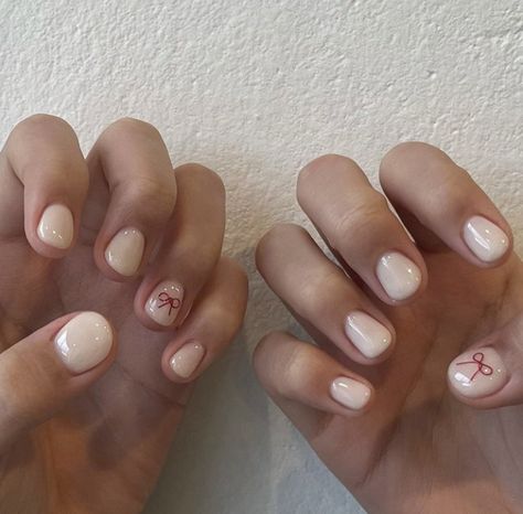 @nail_salondej Subtle Nail Art Designs, Japanese Nails Short, Shirt Nail Ideas, Simple Gel Manicure, Easy Short Nails, Really Short Nails Ideas, Jam Aesthetic, Aesthetic Floor, Nails Selfie