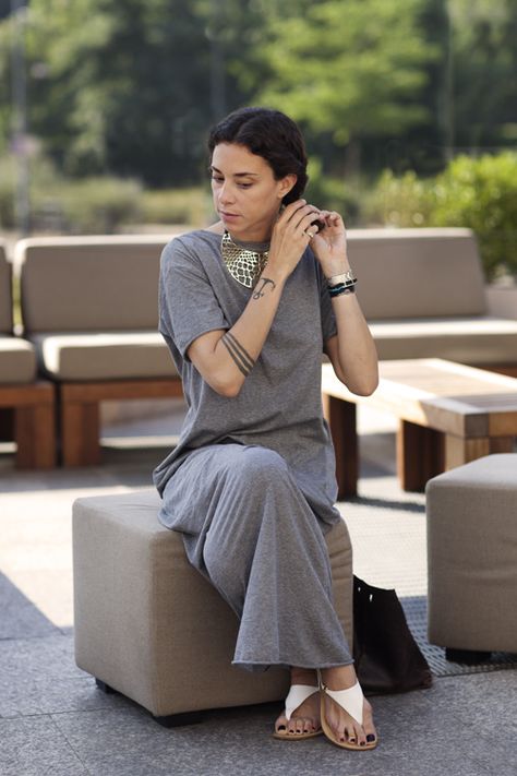 sleek & stylish long dress Grey Long Dress, The Sartorialist, Lazy Outfits, American Beauty, Banquette, Simple Dresses, Her Style, Women's Style, Dress To Impress