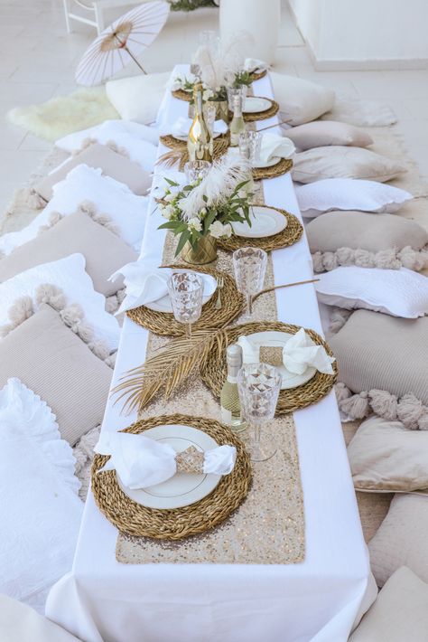 Beach Picnic Party Table Settings, Fancy Picnic Decor, Fancy Wedding Decor, Ibiza Party Decorations, Wedding Picnic Ideas, Ibiza White Party, Boho Chic Table Setting, Picnic Bachelorette Party, White Beach Party