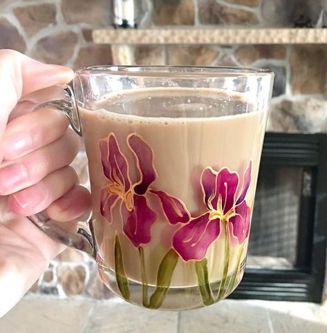 Jenny Mothershead on Instagram: “Fill ‘er up! ☕️ What is/was in your cup this morning?⁣ ⁣ #jennymothersheadart #handpaintedglass #paintedmug #mugsofinstagram #tealover…” Glass Painting On Glass Cup, Diy Glass Painting Ideas, Painting On Glass Cups, Glass Cup Painting Ideas Easy, Drawing On Glass Cups, Glass Painting Designs For Beginners, Glass Cup Painting Ideas, Glass Cup Painting, Cup Painting Ideas