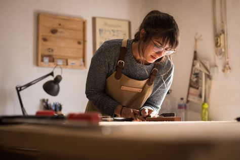 Woman Uses Tool to Create Wood Design on Nightstands and It Looks Like the Real Deal. This is brilliant! Paneling Sheets, Diy Painted Floors, Diy Wood Wall, Carpentry Workshop, Trim Board, Carpenter Work, Safety Precautions, Painted Floor, Stenciled Floor