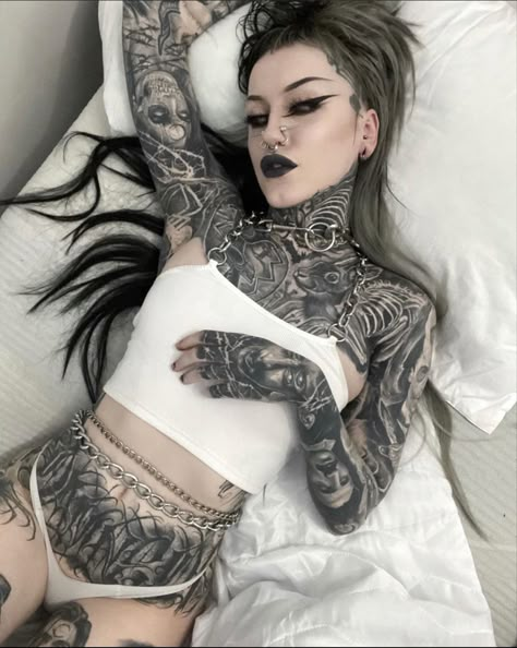 Tattooed Woman, Tattoed Women, Full Body Tattoo, Gothic Tattoo, Tattoed Girls, Curly Hair Women, Female Tattoo, Tattoo Model, Gothic Beauty