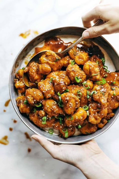 General Tso's Cauliflower - golden brown crispy fried cauliflower tossed in a made-from-scratch spicy sweet sauce. Awesome vegetarian / meatless recipe. | pinchofyum.com General Tso's Cauliflower, Burger Vegetarian, Rice Salads, Sandwich Vegetarian, Vegetarian Comfort Food, Mapo Tofu, General Tso, Vegan Comfort Food, Idee Pasto Sano