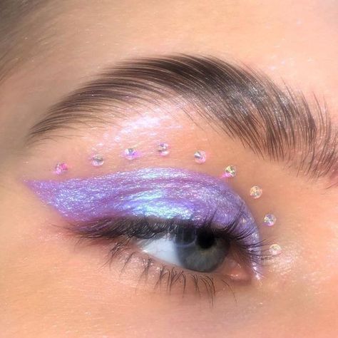 Editorial Make-up, Make Up Designs, Rhinestone Makeup, Indie Makeup, Glitter Eye Makeup, Metallic Eyeshadow, Purple Makeup, Smink Inspiration, Makijaż Smokey Eye