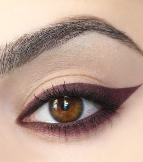 Red eyeliner christmas makeup Eye Makeup Eyeliner, Red Eyeliner, Gel Eyeliner Pencil, Eyeliner For Beginners, Simple Eyeliner, Eyeliner Styles, How To Apply Eyeliner, Makeup For Teens, Brown Eyeshadow