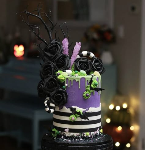 Witch Cakes Birthdays, Beetlejuice Wedding Cake, Tim Burton Cupcakes, Tim Burton Cake Ideas, Beetle Juice Cake Ideas, Elegant Halloween Cake, Beetlejuice Wedding Theme, Beetle Juice Baby Shower Ideas, Beetlejuice Birthday Cake