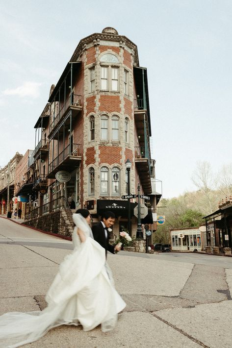 Eureka Springs Wedding, Eureka Springs Elopement, Missouri Elopement, Modern Fun Wedding, Fun Wedding Photo Ideas, Arkansas Elopement, Wedding Photos Creative, Best Places To Get Married, Spring Wedding Photos