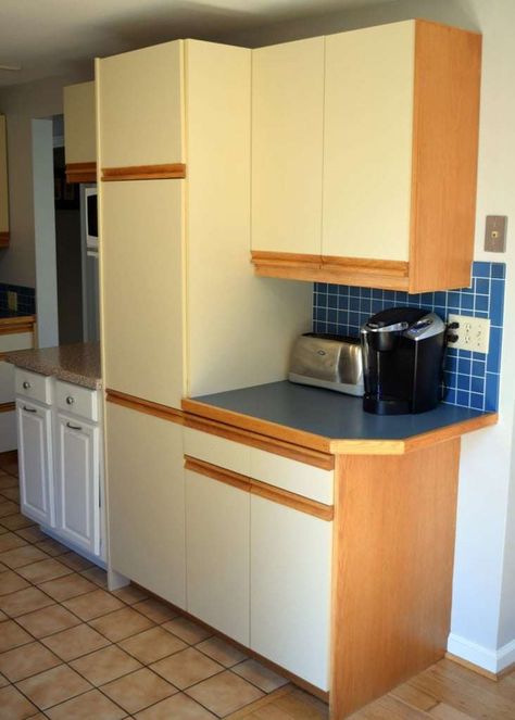 Laminate Cabinet Makeover, Painting Laminate Kitchen Cabinets, Formica Cabinets, Painting Laminate Cabinets, Cupboard Makeover, How To Paint Laminate, Cabinet Makeover Diy, Diy Kitchen Cabinets Makeover, Ugly Kitchen