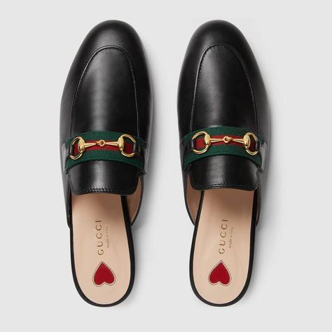 Compra ahora Slipper Princetown de piel para mujer de Gucci. Los Princetown reúnen diferentes capítulos de la historia de la Firma para la colección Pre-Fall 2020. Desde su introducción, los slippers se han convertido en un referente. Este modelo fabricado en piel negra combina dos clásicos símbolos en alusión al patrimonio ecuestre de Gucci: la tribanda Web y el Horsebit. Gucci Loafers Women, Princetown Gucci, Gucci Princetown Slipper, Gucci Slipper, Slipper Outfit, Gucci Slippers, Gucci Princetown, Gucci Store, Gucci Gifts