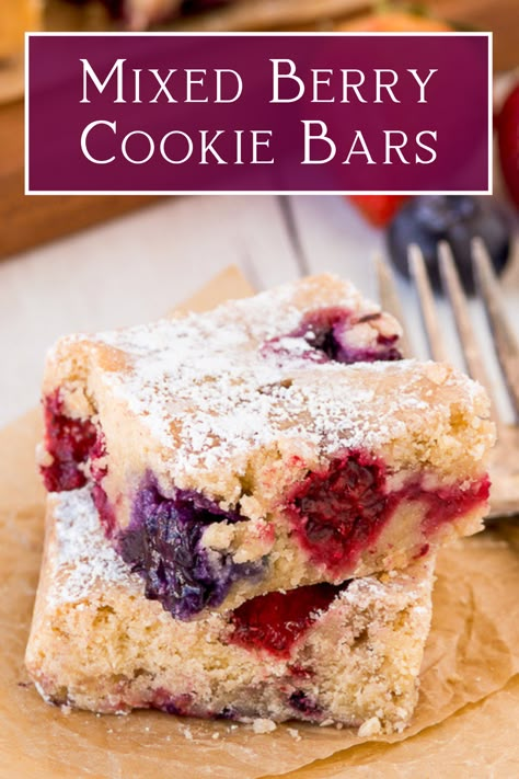 Blondies Dessert, Mixed Berry Dessert, Berry Cookies, Berry Dessert Recipes, Berry Dessert, Easy Dessert Recipe, Strawberries Blueberries, Sheet Cake Recipes, Cookie Bar Recipes