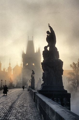 Halloweenský Makeup, Charles Bridge, Gothic Aesthetic, Prague Czech Republic, Prague Czech, Loire Valley, City Trip, Prague, Blue Background