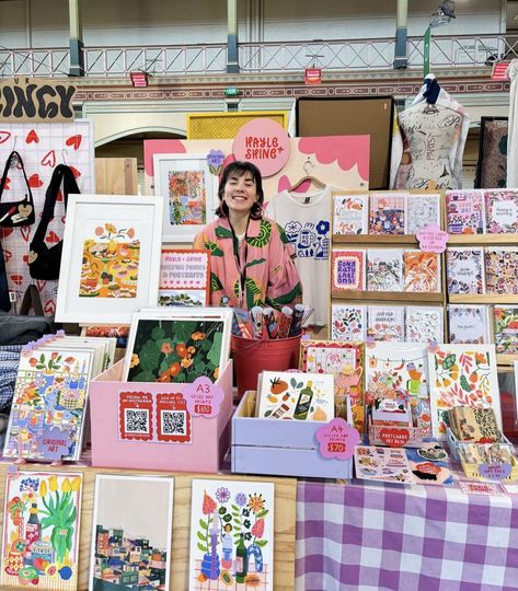 Art Market Display Booth, Market Stall Set Up Ideas, Craft Fair Displays Table, Small Business Fair Stand, Print Display Craft Show, Art Prints Market Display, Stationery Booth Display, Art Print Market Display, Artist Alley Banner