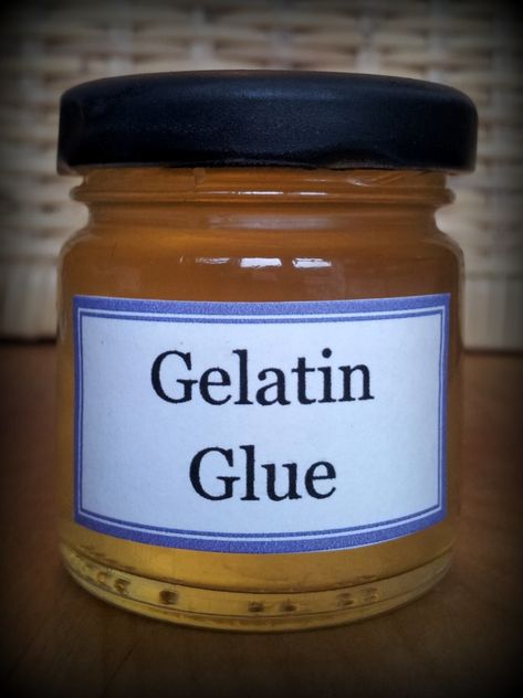 Tacky Glue (Gelatin Glue) This glue dries clear(ish).  You will notice a very slight yellow tinge.  But this doesn’t matter when using it for labels or stickers, does it :) Ingredients 1 packet of unflavoured Gelatin** (I recommend Knox, available HERE from Amazon) 4 tbsp water (3 of which should be boiling) 1 tbsp white vinegar (you can use malt vinegar, but you’ll get brownish glue) 1 tsp glycerin ** 1 packet of Gelatin is equal to 7 g, 1/4 oz, or 1 tbsp Method Let gelatin bloom in 1 t Home Made Glue, Glue Recipe, How To Make Glue, Diy Mod Podge, Diy Glue, Boiled Water, Unflavored Gelatin, Homemade Art, Making Paper