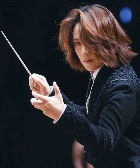 Music Conductors Poses, Musical Conductor Pose, Music Conductor Aesthetic, Conductor Pose Reference Drawing, Composer Pose Reference, Orchestra Conductor Pose, Wizard Pose Reference Drawing, Music Conductor Pose, Conductor Reference