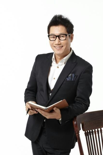 You have to admit that Ji Suk Jin looks pretty good for his age. I always root for the easy brothers on running man. Ji Suk Jin, Running Man Members, Running Man Korean, Korean Variety Shows, Stuff And Thangs, On Running, Running Man, Variety Show, Pretty Good