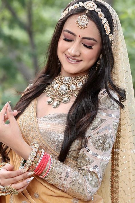 Here's how you can re-create Alia Bhatt's Wedding look like a pro. Check out more on Weddingbazaar.com #weddingbazaar #indianwedding #celebritywedding #bigfatindianwedding #aliabhatt #aliabhattwedding #aliabhattandranbirkapoor #aliabhattweddingphotos #aliabhattweddingpictures #ranbirkapoor #ranbirkapoorwedding #ranbirkapoorweddingphotos #sabyasachisaree #sabyasachisherwani #sabyasachijewellery #sabaysachisaree #sabaysachisareewhite #sabaysachisareeivory #sabaysachisareealiabhatt #sheeshphool Matha Patti Hairstyles, New Dress Design Indian, Makeup Artist Working, Open Hairstyle, Open Hair, Indian Bride Makeup, Celebrity Bride, Bridal Makeup Images, Indian Bridal Photos