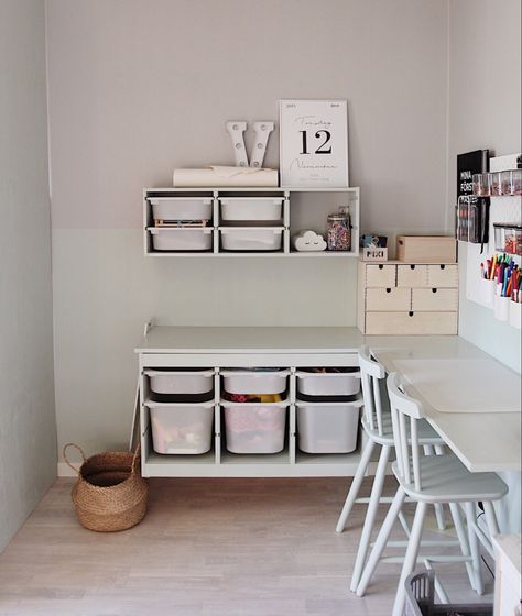 Trofast från IKEA hackat i en snygg skrivbordshörna med plats för två barn. Ikea Childrens Bedroom, Barn Rum, Trofast Ikea, Ideas Habitaciones, Ikea Trofast, Ikea Kids, Kids Bedroom Inspiration, Kids Room Inspiration, Kids Interior Room