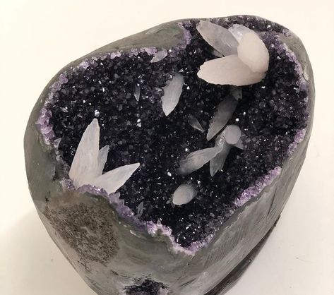 Amethyst geode with calcites Amethyst Stalactite, Black Amethyst, Amethyst Geode, Rocks And Gems, Rocks And Minerals, Stones And Crystals, Snow Globes, Amethyst, Gems