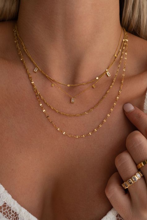 Subtle Gold Jewelry, Clean Girl Gold Jewelry, How To Style Gold Jewelry, Grad Jewelry Gold, Cute Jwellary Aesthetic, It Girl Accessories, Gold Jewelry Aesthetic Outfit, Neckless Stack, Homecoming Jewelry Gold