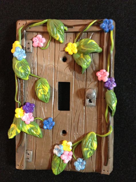 Apagador de puerta de hadas hecho con polimero Clay Outlet Covers Diy, Clay Lightswitch Cover, Pottery Light Switch Covers, Polymer Clay Light Switch Cover, Light Switch Flowers, Light Switch Covers Diy, Faerie Door, Light Clay, Clay Fairies