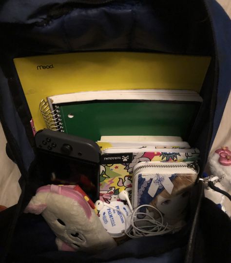 Book Bag Aesthetic, Inside Backpack, School Backpack Essentials, I Hate School, Backpack Essentials, School Bag Essentials, Inside My Bag, Hate School, Handbag Essentials