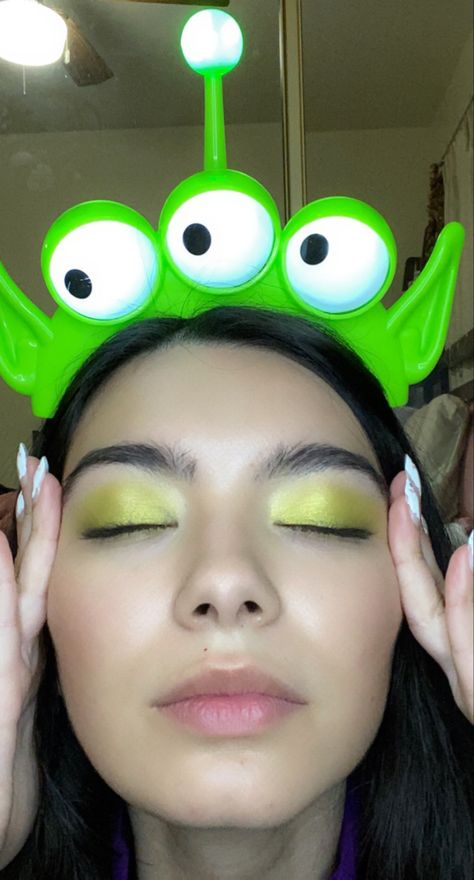 Toy Story Alien Makeup, Disfraz Alien Toy Story, Disfraz Diy, Toy Story Alien Costume, Disney World Halloween, Alien Makeup, Monster Makeup, S Costumes, Toy Story Costumes