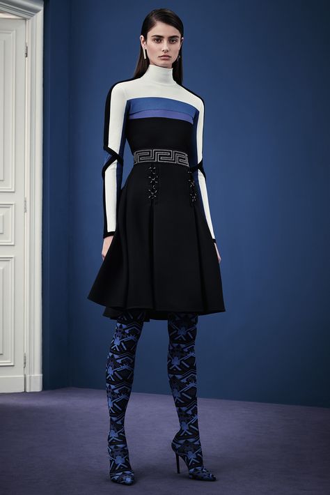 Versace Pre-Fall 2015 Fashion Show - Taylor Hill Versace 2015, London Fashion Weeks, Fall 2015 Style, Pre Fall Collection, Donatella Versace, Futuristic Fashion, Creation Couture, 2015 Fashion, Fall 2015