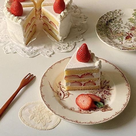 Chiffon Cake Decoration, Strawberry Chiffon Cake, Strawberry Chiffon, Strawberry Aesthetic, Strawberry Cakes, Chiffon Cake, Bakery Recipes, Cute Desserts, Aesthetic Stuff