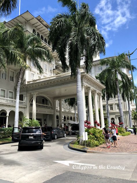 Moana Surfrider Resort and Spa entrance - a historic hotel in Waikiki.  See photos and read all the details of this luxury hotel in Honolulu, Hawaii.  Classic architecture on a prime location on Waikiki beach.  #moanasurfrider #hawaii #oahu #luxuryhotels #hawaiianvacation Tropical Hotel Room Aesthetic, Beach Hotel Exterior, Hawai Hotel, Hawaii Hotel Room, Beach Hotel Architecture, Bloxburg Resort, Luxury Resort Interior, Hawaiian Architecture, Spa Entrance