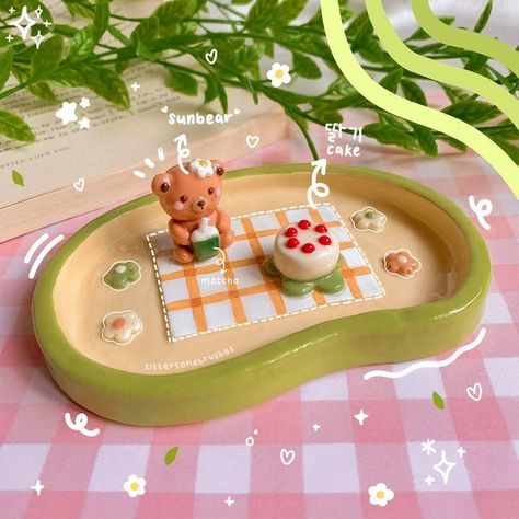 [do not use our designs & styles without permission to avoid any issues 🧚🏼‍♀️] Sisters & Brushes ⟡ Handmade Clay Creations on Instagram: "Stop whatever you’re doing! STOP NOW 👀 and look at this 🙌🏼 bb bear and its matcha aaackk 🥺🥺🥺 if this isn’t the sign for you to get your own custom clay dish with us, we don’t know what is 🤪 ⭐️ We ship internationally to most countries in the world 🌍 and for now, we only accept PayPal as the payment method 💳 DM us now to get started! • • • • • #sistersandbrushes #artistsoninstagram #artoftheday #matchalatte #handmademalaysia #sma Clay Cute Art, Pottery Clay Art, Air Dry Clay Ideas Ghibli, Clay Art Studio Ghibli, Pottery Clay Ideas, What To Do With Clay, Sanrio Air Dry Clay, Sanrio Clay Tray, Cute Clay Creations