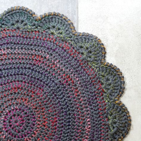 Free Crochet Rug Patterns, Crochet Flower Rug, Easy Crochet Rug Patterns, Easy Crochet Rug, Crochet Rug Patterns Free, Crochet Rag Rug, Subtle Ombre, Rug Patterns, Crochet Rug Patterns