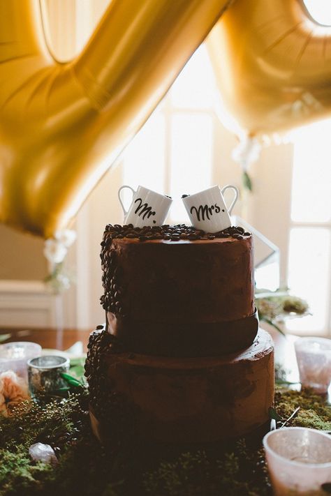 Coffee cake with Mr. & Mrs. coffee mug toppers | Image by Kristen Soileau Portraits Wedding Cake Coffee Theme, Coffee Theme Wedding, Coffee Wedding Theme, Coffee Wedding Cake, Coffee Themed Wedding, Coffee Bridal Shower, Barn Wedding Cakes, Unfrosted Cake, Wedding Cake Prices