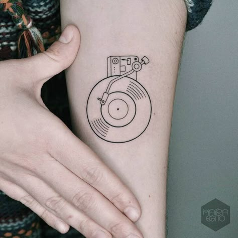 Vynil Record Tattoo, Record Player Tattoo, Punk Tattoo Ideas, Dj Tattoo, Circular Tattoo, Punk Tattoo, Aries Tattoo, Music Tattoo Designs, Cool Small Tattoos