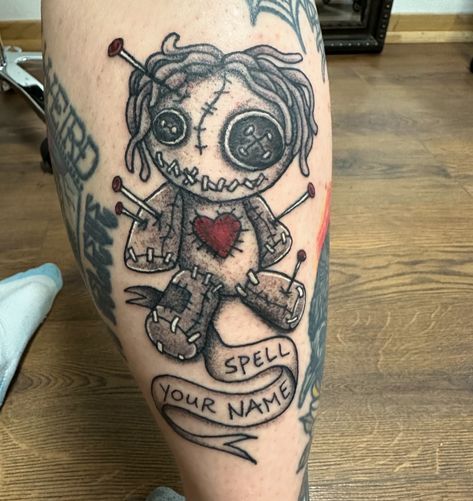 🖤🔴✒️ Allow me to introduce my latest self-tattoo: a voodoo doll in black and grey with hints of red. Beyond art, it’s a reminder of the power of creation. A gentle warning not to be manipulated in life. Create, express yourself, and don’t forget your own inner strength. 💪✨ #SelfTattoo #Creativity #PowerOfCreation #Warning 🎨🌟 🖤🔴✒️ Laissez-moi vous présenter mon dernier auto-tatouage : une poupée vaudou en noir et gris avec des touches de rouge. Au-delà de l’art, c’est un rappel du pouvoir de ... Voodoo Doll Tattoo, Voodoo Tattoo, Anniversary Tattoo, Spell Your Name, Doll Tattoo, Voodoo Doll, Dot Work Tattoo, Halloween Tattoos, Voodoo Dolls