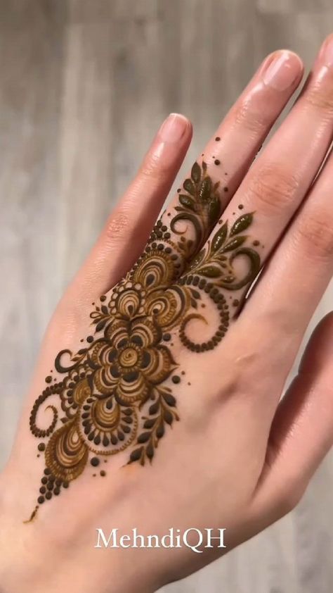 Gorgeous Henna Designs, Henna Designs Wrist, Finger Henna Designs, Henna Tattoo Designs Hand, Henna Art Designs, Latest Henna Designs, Rose Mehndi Designs, Simple Mehndi Designs Fingers, Pretty Henna Designs