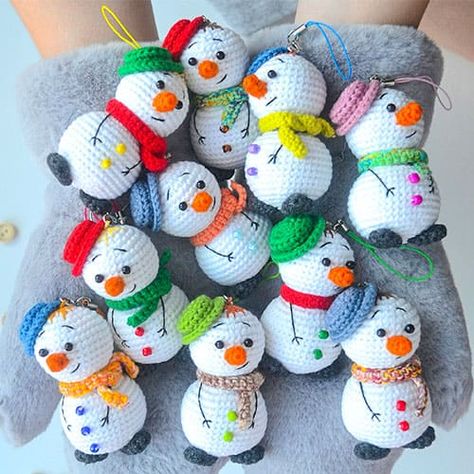 Crochet Xmas Keychain, Crocheted Snowman Ornament, Crochet Snowman Keychain, Crochet Mini Snowman, Crochet Snowman Plush Pattern Free, Free Christmas Crochet Patterns, Crochet Keychain Ideas, Crochet Keyrings, Free Christmas Crochet