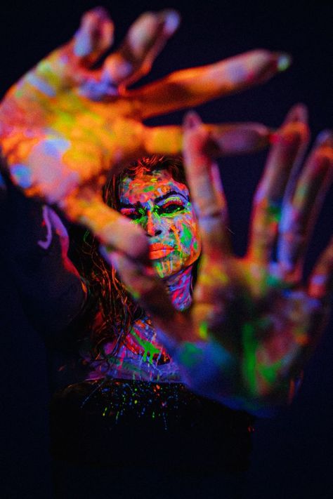 Glow Face Paint, Black Light Makeup, Uv Photography, Uv Makeup, Neon Photoshoot, Abstract Painting Acrylic Modern, Light Painting Photography, Neon Photography, Light Shoot