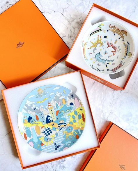 Plates Packaging, Hermes Products, Hermes Tableware, Plate Packaging, Dinner Party Table Settings, Fashion Show Invitation, Ceramic Store, Custom Corporate Gifts, Packaging Ideas Business