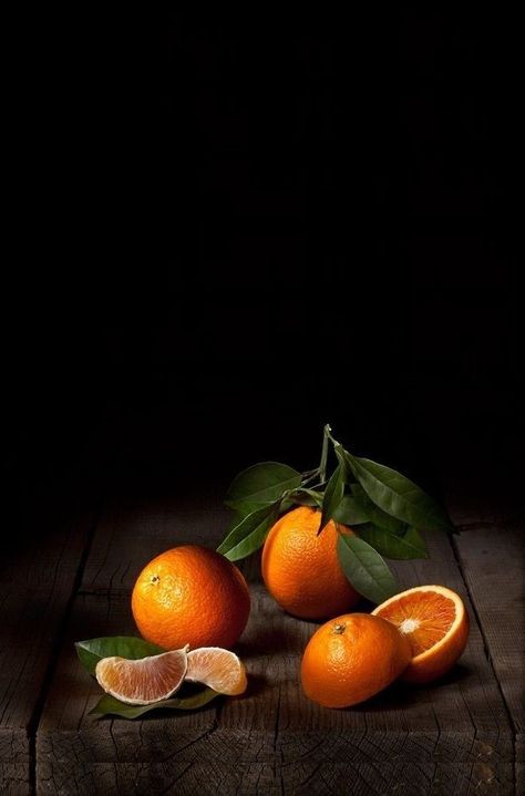 Vegetables Photography, Dark Food Photography, Still Life Pictures, Food Art Photography, Fruits Photos, Still Life Fruit, Fruit Photography, Still Life Photos, Fruit Painting