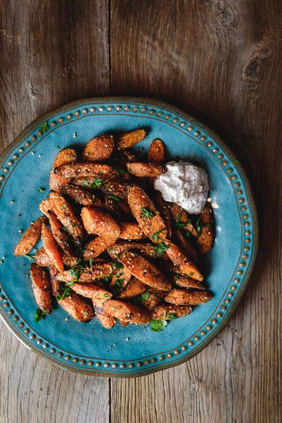 Za'atar Roasted Carrots with Labne. These roasted carrots are so easy to make and the za'atar seasoning gives them the perfect pop of flavor. Pairing the savory with the sweetness. Labne on the side makes for perfect dipping! A wonderful side dish perfect year round! #roastedcarrots Easy Roasted Carrots, Carrots Recipes, Beautiful Meals, Yummy Veggies, Sides Dishes, Fitness Blogs, Sides Recipes, Za Atar, Side Dish Recipes Easy