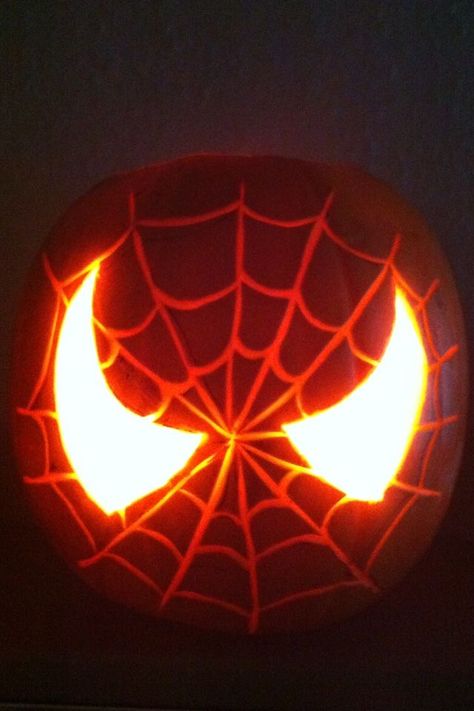 Pumpkin Carving Idea Spider Man Carved Pumpkin, Spider Man Jack O Lantern, Halowen Pumpkins, Giant Pumpkin Carving Ideas, Craved Pumpkin Ideas, Pumpkin Carving Spiderman, Spider Man Pumpkin Painting, Spider Man Pumpkin Carving, Craving Pumpkins Ideas