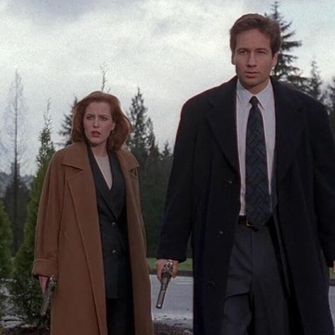 Scully & Mulder | The X Files Scully X Files Outfits, X Files Scully And Mulder, Mulder And Scully Costume, X Files Scully Outfits, X Files Halloween Costume, Scully Outfits, Dana Scully Costume, Scully X Files, Scully Mulder