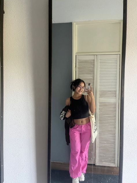 Outfits With Pink Cargo Pants, Light Pink Cargo Pants Outfit, How To Style Pink Cargo Pants, Pink Cargo Pants Outfit Street Style, Jeans Cargo Outfit, Pink Cargo Pants Outfits, Pink Cargos, Cargo Pants Outfit Street Style, Cargo Pants Pink