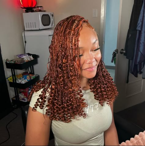 Copper Hair On Black Women Braids, Ginger Boho Bob Braids, Ginger Braids With Black Roots, Ginger Short Boho Braids, Ginger And Blonde Hair Black Women Braids, Short Ginger Braids, Ginger Hairstyles Black Women Braids, Boho Ginger Knotless Braids, Braided Hairstyles Ginger