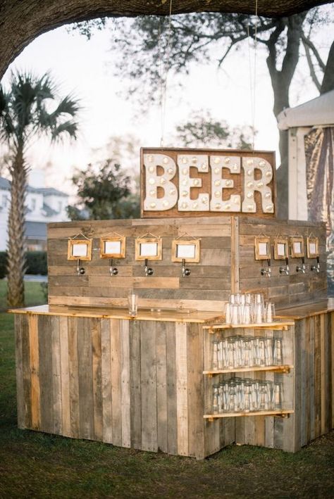 @dianalcova para construir para la posboda?? Beer Wedding, Deco Champetre, Outdoor Wedding Reception, Beer Bar, Charleston Wedding, Wedding Bar, Festival Wedding, Outdoor Bar, Wedding Magazine