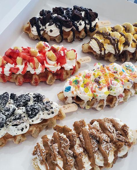 Croffle Menu Ideas, Croffle Topping Ideas, Waffle Pops Ideas, Croffle Photography, Croffle Packaging, Waffle Food Truck, Waffle Desserts, Pearl Sugar Waffles, Croissant Waffle