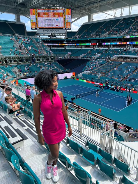 Miami open tennis outfit inspiration. Pink dress with white and pink shoes. Sunny day. Curly hair. Miami Open Tennis Spectator Outfit, Tennis Open Outfit, Miami Open Outfit Tennis, Miami Open Outfit, Tennis Girlfriend, Tennis Match Outfit, Tennis Game Aesthetic, Black Women Tennis, Romanticizing Tennis